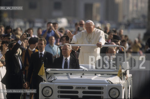 Vatican City, November 17, 2000. Pope John Paul II on his popemobile in St. Peters Square / Città del Vaticano, 17 novembre 2000. Papa Giovanni Paolo II sulla papamobile in piazza San Pietro - ©Marcello Mencarini/Rosebud2