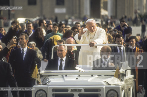 Vatican City, November 17, 2000. Pope John Paul II on his popemobile in St. Peters Square / Città del Vaticano, 17 novembre 2000. Papa Giovanni Paolo II sulla papamobile in piazza San Pietro - ©Marcello Mencarini/Rosebud2