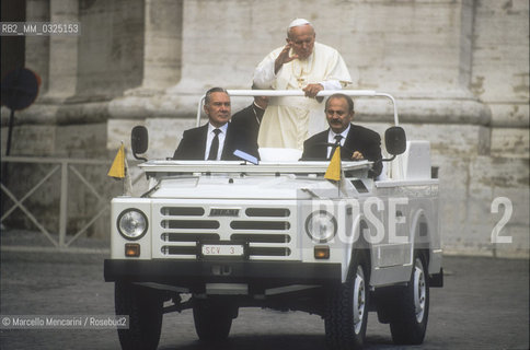 Vatican City, November 17, 2000. Pope John Paul II on his popemobile in St. Peters Square / Città del Vaticano, 17 novembre 2000. Papa Giovanni Paolo II sulla papamobile in piazza San Pietro - ©Marcello Mencarini/Rosebud2