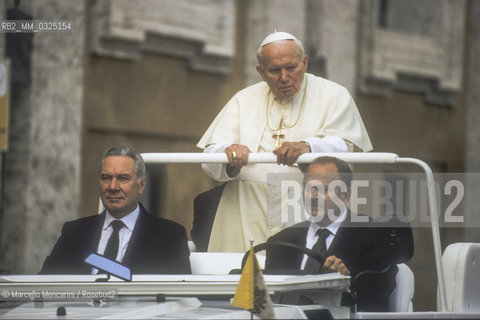 Vatican City, 2000. Pope John Paul II on his popemobile in St. Peters Square / Città del Vaticano, 2000. Papa Giovanni Paolo II sulla papamobile in piazza San Pietro - ©Marcello Mencarini/Rosebud2