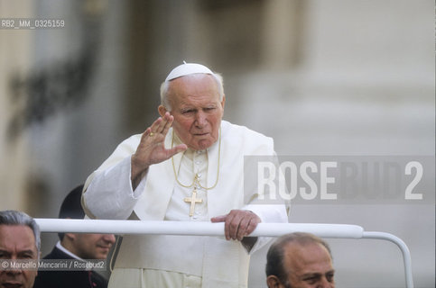 Vatican City, November 3, 2000. Pope John Paul II on his popemobile in St. Peters Square / Città del Vaticano, 3 novembre 2000. Papa Giovanni Paolo II sulla papamobile in piazza San Pietro - ©Marcello Mencarini/Rosebud2