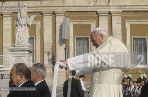 Vatican City, November 17, 1999. Pope John Paul II on his popemobile in St. Peters Square / Città del Vaticano, 17 novembre 1999. Papa Giovanni Paolo II sulla papamobile in piazza San Pietro - ©Marcello Mencarini/Rosebud2