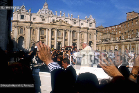 Vatican City, October 20, 1999. Pope John Pope II arrives in Popemobile at general audience in St. Peters Square / Città del Vaticano, 20 ottobre 1999. Papa Giovanni Paolo II arriva in Papamobile a Piazza Sn Pietro per ludienza generale - ©Marcello Mencarini/Rosebud2