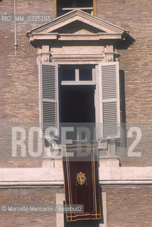 Vatican City, St. Peters Square, November 28, 1999. Third floor window of the Apostolic Palace where Pope John Paul II will deliver his Angelus prayer / Città del Vaticano, Piazza San Pietro, 28 novembrev 1999. Finestra del terzo piano del Palazzo Apostolico da dove papa Giovanni Paolo II pronuncerà lAngelus - ©Marcello Mencarini/Rosebud2