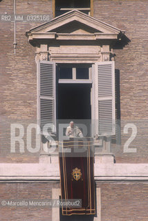 Vatican City, St. Peters Square, November 28, 1999. Pope Giovanni Paolo II delivers his Angelus prayer from the third floor window of the Apostolic Palace / Città del Vaticano, Piazza San Pietro, 28 novembrev 1999. Papa Giovanni paolo II pronuncia lAngelus dalla finestra del terzo piano del palazzo Apostolico
 ©Marcello Mencarini/Rosebud2