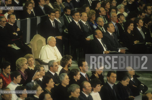 Vatican City, November 1986. Pope John Paul II (Karol Wojtyla) in the Nervi Hall during a concert of the RAI orchestra (on his left Enrico Manca and Biagio Agnes, respectively chairman and chief executive of RAI, the public Italian television) / Città del Vaticano, Novembre 1986. Papa Giovanni Paolo II in Sala Nervi durante un concerto dellorchestra della RAI (alla sua sinistra Enrico Manca e Biagio Agnes, rispettivamente presidente e direttore generale della RAI) - ©Marcello Mencarini/Rosebud2