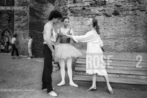 Rome, Baths of Caracalla, 1984. Ballet dancers Margherita Parrilla, Raffaele Paganini and Maia Plissetskaia during a rehearsal / Roma, Terme di Caracalla, 1984. I ballerini Margherita Parrilla, Raffaele Paganini e Maïa Plissetskaïa durante una prova - ©Marcello Mencarini/Rosebud2