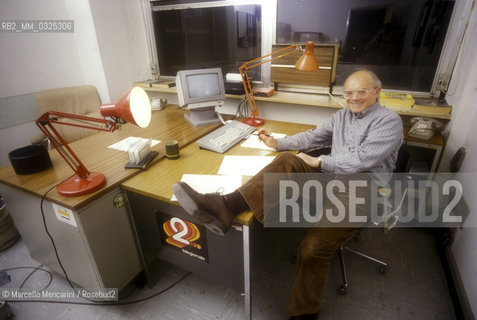 Italian TV journalist Mario Pastore in the studio of TV news TG 2, about 1985 / Il giornalista televisivo Mario Pastore nello studio del TG 2, 1985 circa - ©Marcello Mencarini/Rosebud2