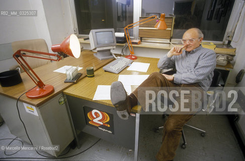 Italian TV journalist Mario Pastore in the studio of TV news TG 2, about 1985 / Il giornalista televisivo Mario Pastore nello studio del TG 2, 1985 circa - ©Marcello Mencarini/Rosebud2