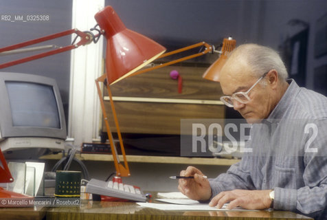 Italian TV journalist Mario Pastore in the studio of TV news TG 2, about 1985 / Il giornalista televisivo Mario Pastore nello studio del TG 2, 1985 circa - ©Marcello Mencarini/Rosebud2