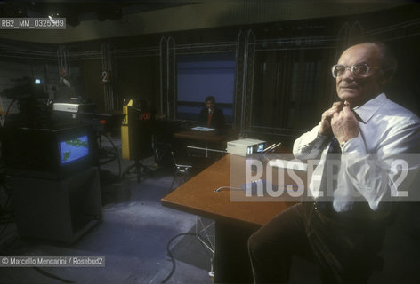 Italian TV journalist Mario Pastore in the studio of TV news TG 2, about 1985 / Il giornalista televisivo Mario Pastore nello studio del TG 2, 1985 circa - ©Marcello Mencarini/Rosebud2