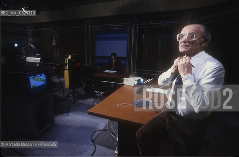 Italian TV journalist Mario Pastore in the studio of TV news TG 2, about 1985 / Il giornalista televisivo Mario Pastore nello studio del TG 2, 1985 circa - ©Marcello Mencarini/Rosebud2