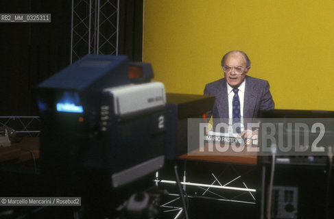 Italian TV journalist Mario Pastore in the studio of TV news TG 2, about 1985 / Il giornalista televisivo Mario Pastore nello studio del TG 2, 1985 circa - ©Marcello Mencarini/Rosebud2