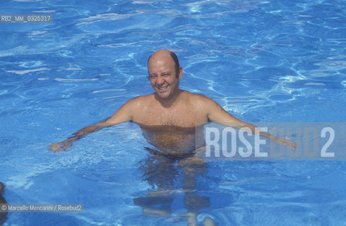 Italian jazz musician Lino Patruno in a swimming pool, about 1985 / Il musicista jazz Lino Patruno in piscina, 1985 circa - ©Marcello Mencarini/Rosebud2