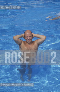 Italian jazz musician Lino Patruno in a swimming pool, about 1985 / Il musicista jazz Lino Patruno in piscina, 1985 circa - ©Marcello Mencarini/Rosebud2