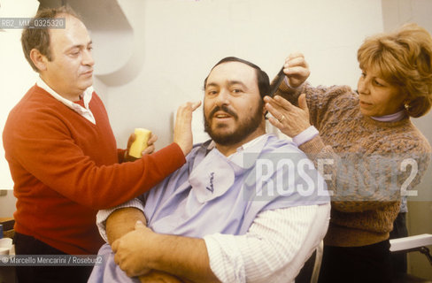 Rome, 1983. Tenor Luciano Pavarotti in his dressing room during the make-up before performing in a RAI TV show / Roma, 1983. Il tenore Luciano Pavarotti al trucco nel suo camerino prima di partecipare a uno spettacolo televisivo - ©Marcello Mencarini/Rosebud2