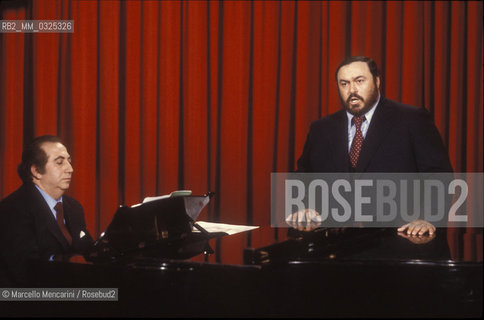 Tenor Luciano Pavarotti and pianist Rolando Nicolosi during a recital (about 1985) / Il tenore Luciano Pavarotti e il pianista Rolando Nicolosi durante un recital (1985 circa) - ©Marcello Mencarini/Rosebud2