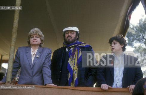 Rome, Piazza di Siena Fixdesign Show Jumping, 1987. Tenor Luciano Pavarotti, his first wife Adua Veroni and one of their daughter / Roma, concorso ippico di Piazza di Siena, 1987. Il tenore Luciano Pavarotti con la sua prima moglie Adua Veroni e una delle loro figlie  - ©Marcello Mencarini/Rosebud2