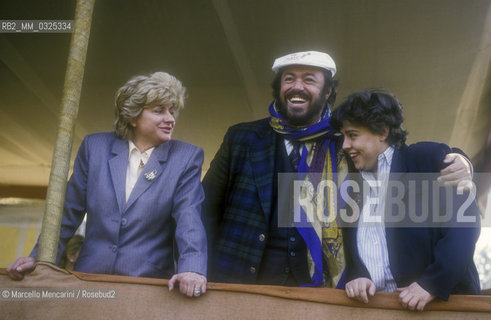 Rome, Piazza di Siena Fixdesign Show Jumping, 1987. Tenor Luciano Pavarotti, his first wife Adua Veroni and one of their daughter / Roma, concorso ippico di Piazza di Siena, 1987. Il tenore Luciano Pavarotti con la sua prima moglie Adua Veroni e una delle loro figlie  - ©Marcello Mencarini/Rosebud2