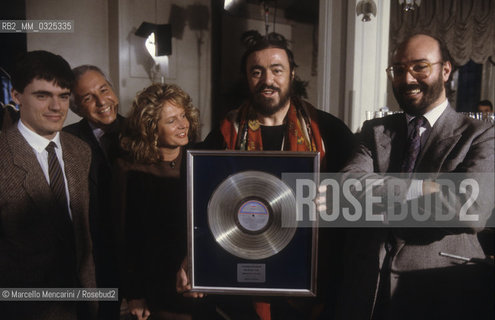 Milan, 1988. Tenor Luciano Pavarotti receiving the Platinum LP Record Award. First on the right, chairman for Italy of Polygram Classics Bruno Fedetto / Milano, 1988. Il tenore Luciano Pavarotti riceve il disco di Platino. Primo da destra Bruno Fedetto, presidente per lItalia di Polygram classics - ©Marcello Mencarini/Rosebud2