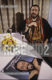 Milan, 1988. Tenor Luciano Pavarotti. A copy of his album Volare is on the table / Milano, 1988. Il tenore Luciano Pavarotti. Sul tavolo, una copia del suo LP Volare - ©Marcello Mencarini/Rosebud2