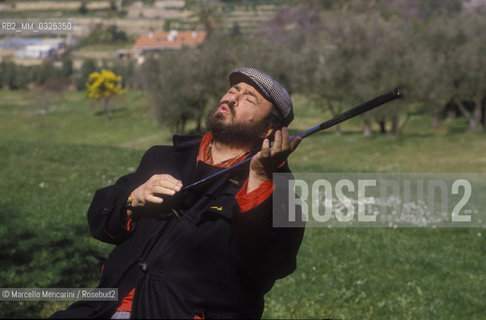 Sanremo Music Festival 1988. Tenor Luciano Pavarotti in a golf course / Festival di Sanremo 1988. Il tenore Luciano Pavarotti in un campo da golf - ©Marcello Mencarini/Rosebud2