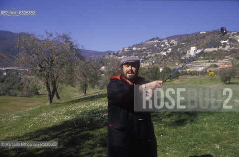 Sanremo Music Festival 1988. Tenor Luciano Pavarotti in a golf course / Festival di Sanremo 1988. Il tenore Luciano Pavarotti in un campo da golf - ©Marcello Mencarini/Rosebud2