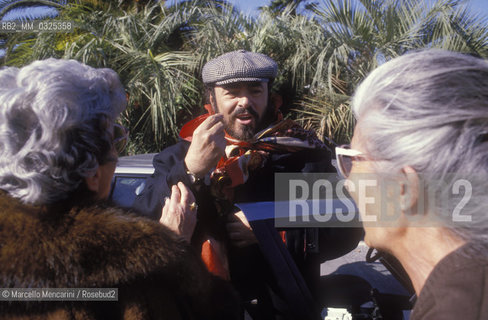 Sanremo Music Festival 1988. Tenor Luciano Pavarotti greeting some of his fans / Festival di sanremo 1988. Il tenore Luciano Pavarotti saluta delle sue ammiratrici - ©Marcello Mencarini/Rosebud2