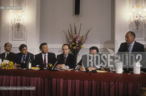 Rome, 1990. Press conference about the Concert of The Three Tenors. From left: Theater manager Mario Dradi, tenor Placido Domingo, conductor Zubin Mehta, tenor José Carreras, tenor Luciano Pavarotti, Rome Opera House general manager Giampaolo Cresci / Roma, 1990. Conferenza stampa per il Concerto dei tre tenori, da sinistra: limpresario teatrale Mario Dradi, il tenore Placido Domingo, il direttore dorchestra Zubin Mehta, il tenore José Carreras, il tenore Luciano Pavarotti, il sovrintendente del Teatro dellOpera di Roma Giampaolo Cresci - ©Marcello Mencarini/Rosebud2