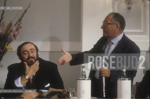 Rome; 1990. Tenor Luciano Pavarotti and Rome Opera House general manager Giampaolo Cresci at the press conference about the Concert of The Three Tenors / Roma; 1990. Il tenore Luciano Pavarotti e il sovrintendente del Teatro dellopera i Roma Giampaolo Cresci alla conferenza stampa per il Concerto dei tre tenori - ©Marcello Mencarini/Rosebud2