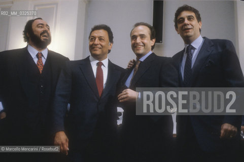 Rome, 1990. Tenor Luciano Pavarotti, conductor Zubin Mehta, tenors José Carreras and Placido Domingo posing before the concert of The Three Tenors  / Roma, 1990. Il tenore Luciano Pavarotti, il direttore dorchestra Zubin Mehta, i tenori José Carrers e Placido Domingo in posa prima del concerto de I tre Tenori - ©Marcello Mencarini/Rosebud2