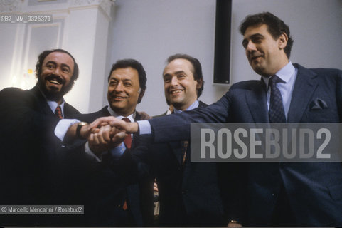 Rome, 1990. Tenor Luciano Pavarotti, conductor Zubin Mehta, tenors José Carreras and Placido Domingo posing before the concert of The Three Tenors  / Roma, 1990. Il tenore Luciano Pavarotti, il direttore dorchestra Zubin Mehta, i tenori José Carrers e Placido Domingo in posa prima del concerto de I tre Tenori - ©Marcello Mencarini/Rosebud2