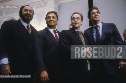 Rome, 1990. Tenor Luciano Pavarotti, conductor Zubin Mehta, tenors José Carreras and Placido Domingo posing before the concert of The Three Tenors  / Roma, 1990. Il tenore Luciano Pavarotti, il direttore dorchestra Zubin Mehta, i tenori José Carrers e Placido Domingo in posa prima del concerto de I tre Tenori - ©Marcello Mencarini/Rosebud2