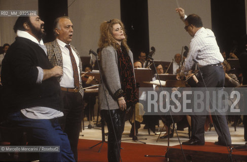 Reggio Emilia, 29/04/1991. Opera singers Luciano Pavarotti, Piero Cappuccilli and June Anderson during the concert rehearsal for theThirtieth anniversary of Pavarottis career  / Reggio Emilia 29/04/1991. I cantanti lirici Luciano Pavarotti, Piero Cappuccilli e June Anderson durante le prove del concerto per i trentanni di carriera di Pavarotti - ©Marcello Mencarini/Rosebud2