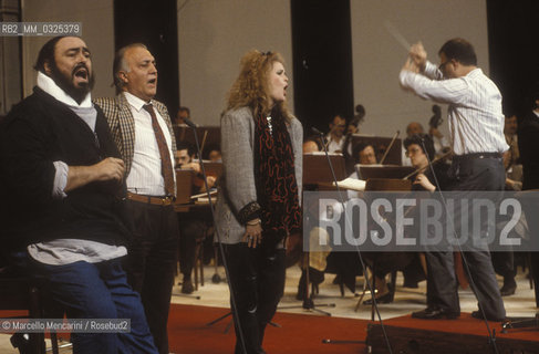 Reggio Emilia, 29/04/1991. Opera singers Luciano Pavarotti, Piero Cappuccilli and June Anderson during the concert rehearsal for theThirtieth anniversary of Pavarottis career  / Reggio Emilia 29/04/1991. I cantanti lirici Luciano Pavarotti, Piero Cappuccilli e June Anderson durante le prove del concerto per i trentanni di carriera di Pavarotti - ©Marcello Mencarini/Rosebud2