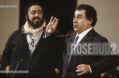 Reggio Emilia, 29/04/1991. Opera singers Luciano Pavarotti and Enzo Dara during the concert rehearsal for theThirtieth anniversary of Pavarottis career  / Reggio Emilia 29/04/1991. I cantanti lirici Luciano Pavarotti e Enzo Dara durante le prove del concerto per i trentanni di carriera di Pavarotti - ©Marcello Mencarini/Rosebud2