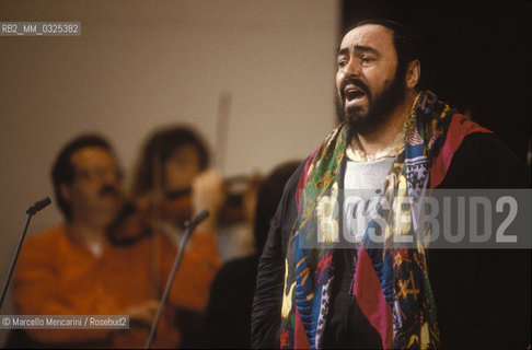 Reggio Emilia, 29/04/1991. Tenor Luciano Pavarotti during the concert rehearsal for his Thirtieth anniversary career  / Reggio Emilia 29/04/1991. Il tenore Luciano Pavarotti durante le prove del concerto per i trentanni di carriera - ©Marcello Mencarini/Rosebud2