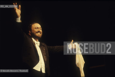 Tenor Luciano Pavarotti greeting the audience during a concert (about 1991) / Il tenore Luciano pavarotti mentre ringrazia il pubblico durante un concerto (1991 circa) - ©Marcello Mencarini/Rosebud2