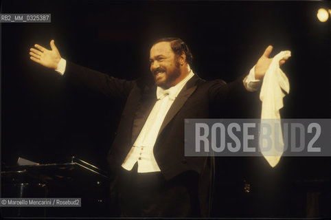 Tenor Luciano Pavarotti greeting the audience during a concert (about 1991) / Il tenore Luciano pavarotti mentre ringrazia il pubblico durante un concerto (1991 circa) - ©Marcello Mencarini/Rosebud2