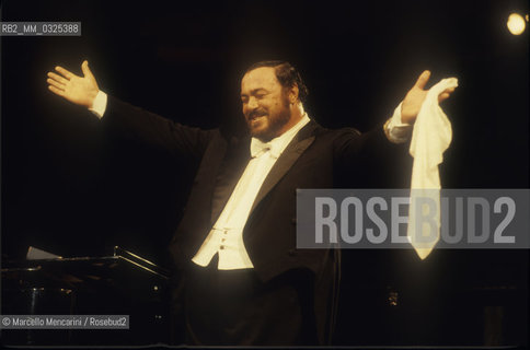 Tenor Luciano Pavarotti greeting the audience during a concert (about 1991) / Il tenore Luciano pavarotti mentre ringrazia il pubblico durante un concerto (1991 circa) - ©Marcello Mencarini/Rosebud2