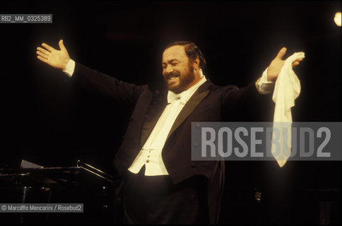 Tenor Luciano Pavarotti greeting the audience during a concert (about 1991) / Il tenore Luciano pavarotti mentre ringrazia il pubblico durante un concerto (1991 circa) - ©Marcello Mencarini/Rosebud2