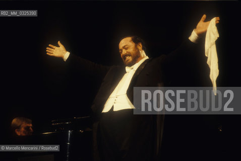 Tenor Luciano Pavarotti greeting the audience during a concert (about 1991) / Il tenore Luciano pavarotti mentre ringrazia il pubblico durante un concerto (1991 circa) - ©Marcello Mencarini/Rosebud2