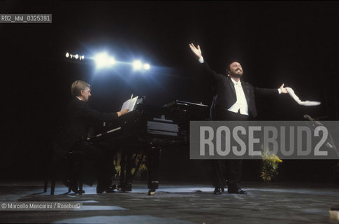 Tenor Luciano Pavarotti greeting the audience during a concert (about 1991) / Il tenore Luciano pavarotti mentre ringrazia il pubblico durante un concerto (1991 circa) - ©Marcello Mencarini/Rosebud2