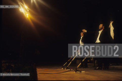 Tenor Luciano Pavarotti greeting the audience during a concert (about 1991) / Il tenore Luciano pavarotti mentre ringrazia il pubblico durante un concerto (1991 circa) - ©Marcello Mencarini/Rosebud2