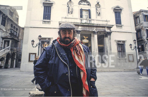 Venice, 1993. Tenor Luciano Pavarotti in front of La Fenice Theater / Venezia, 1993. Il tenore Luciano Pavarotti davanti al Teatro La Fenice - ©Marcello Mencarini/Rosebud2