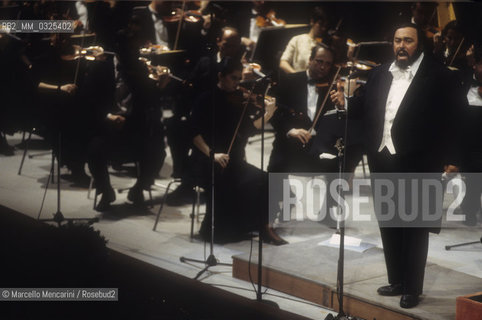 Venice, La Fenice Theater, 1993. Tenor Luciano Pavarotti during a recital / Venezia, Teatro La Fenice, 1993. Il tenore Luciano Pavarotti durante un recital - ©Marcello Mencarini/Rosebud2