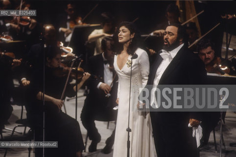 Venice, La Fenice Theater, 1993. Opera singers Anna Caterina Antonacci and Luciano Pavarotti during a recital / Venezia, Teatro La Fenice, 1993. Il soprano Anna Caterina Antonacci e il tenore Luciano Pavarotti durante un recital - ©Marcello Mencarini/Rosebud2