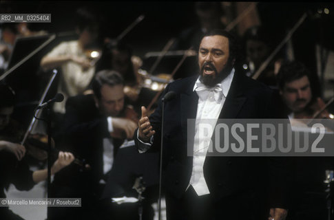 Venice, La Fenice Theater, 1993. Tenor Luciano Pavarotti during a recital / Venezia, Teatro La Fenice, 1993. Il tenore Luciano Pavarotti durante un recital - ©Marcello Mencarini/Rosebud2