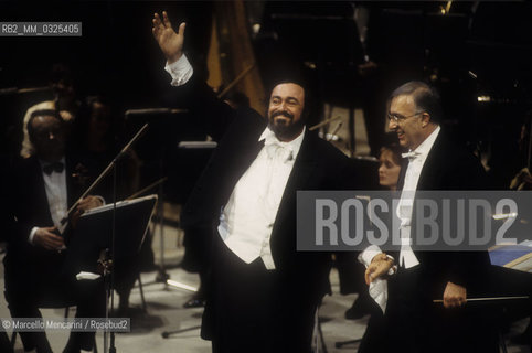 Venice, La Fenice Theater, 1993. Tenor Luciano Pavarotti and conductor Leone Magiera greeting the audience during a recital / Venezia, Teatro La Fenice, 1993. Il tenore Luciano Pavarotti e il direttore dorchestra Leone Magiera salutano il pubblico durante un recital - ©Marcello Mencarini/Rosebud2