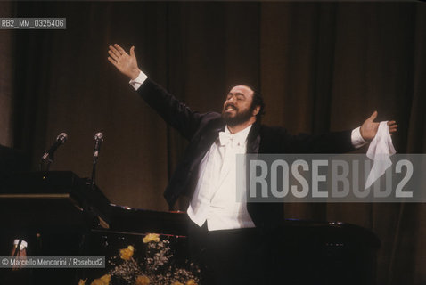 Venice, La Fenice Theater, 1993. Tenor Luciano Pavarotti greeting the audience during a recital / Venezia, Teatro La Fenice, 1993. Il tenore Luciano Pavarotti saluta il pubblico durante un recital - ©Marcello Mencarini/Rosebud2